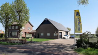 Straatzijde Minicamping Le-Silence, de camping bevind zich aan de achterzijde, weg van de doorgaande weg. Beschut en rustig achter een haag. Straatzijde minicamping Le-Silence