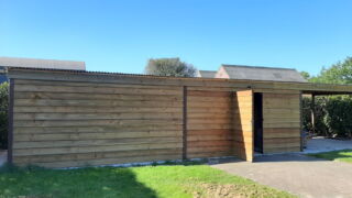 Fietsenstalling, afsluitbaar, waterdicht maar wind doorlatend. Voorzien van 16 oplaadpunten. Fietsenstalling