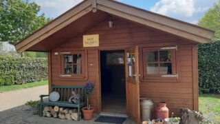 Receptiehuisje met informatie, eitjes, boeken, kaarten. Receptiehuisje